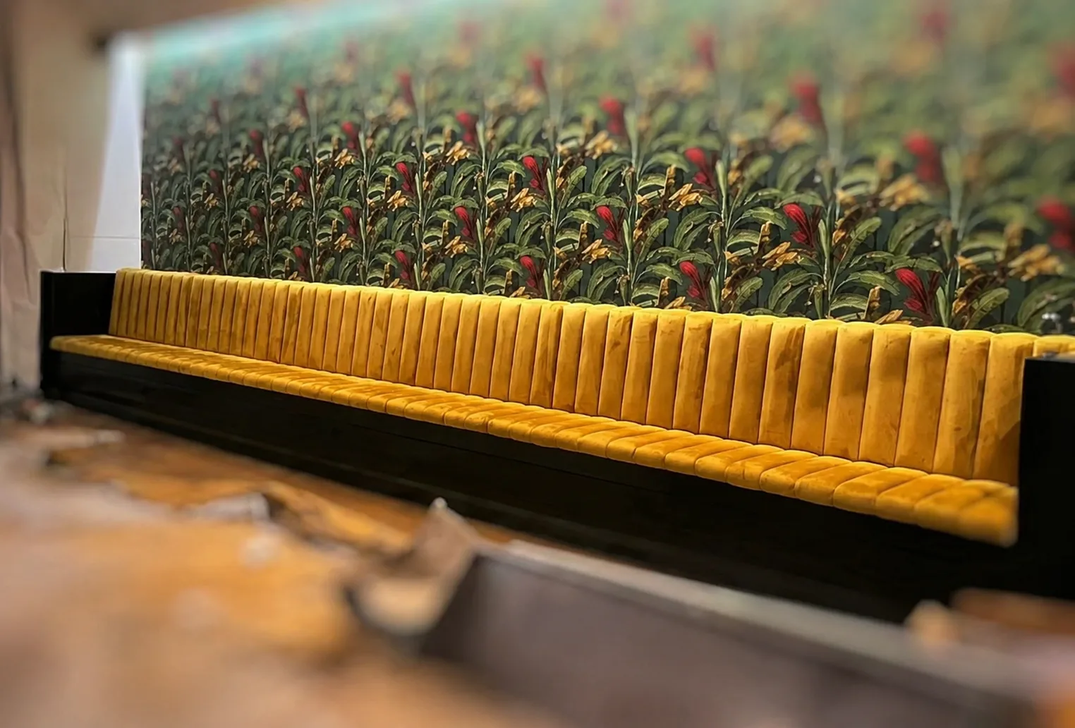 Banco corrido tapizado en terciopelo amarillo para hostelería