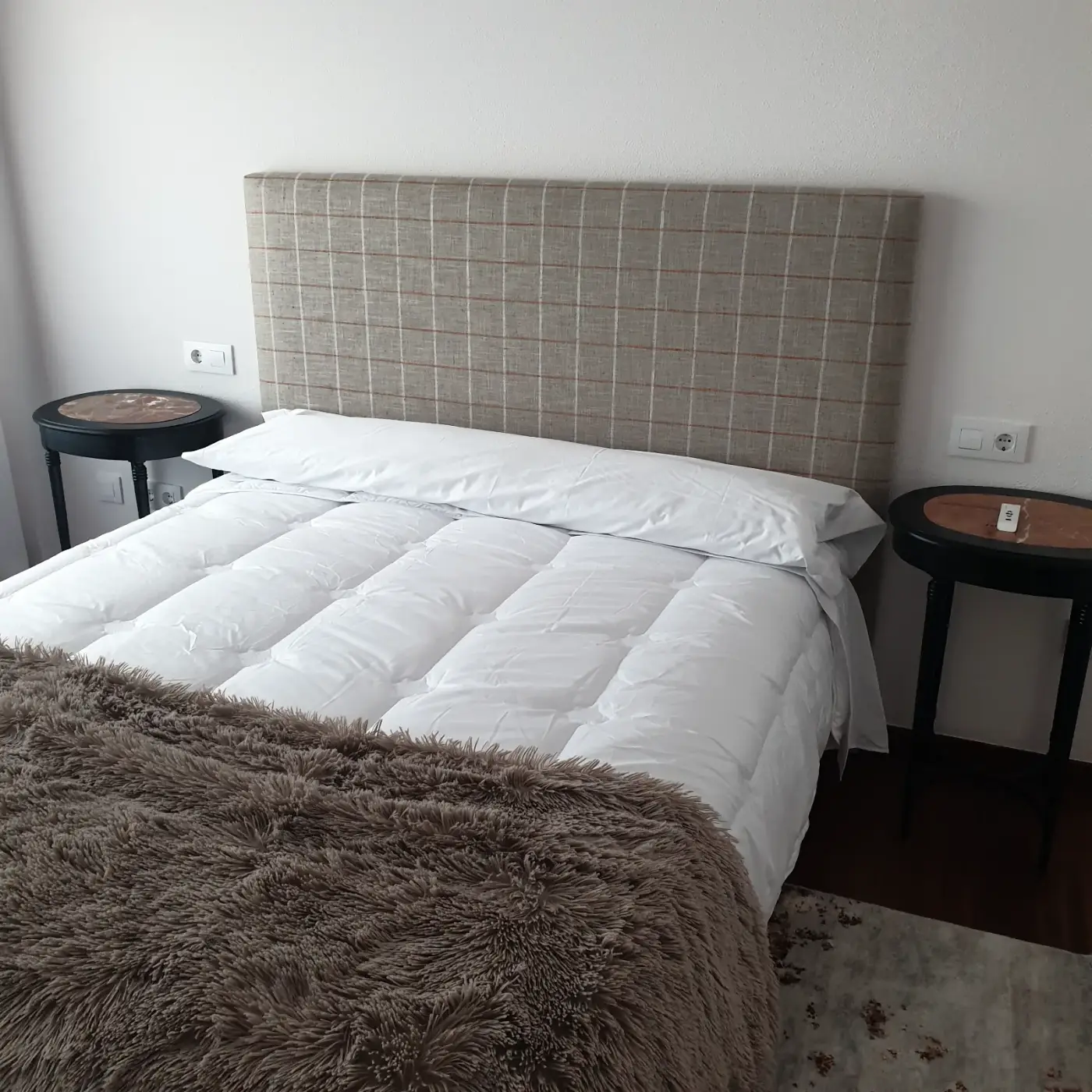 Cabecero tapizado en tela de cuadros beige
