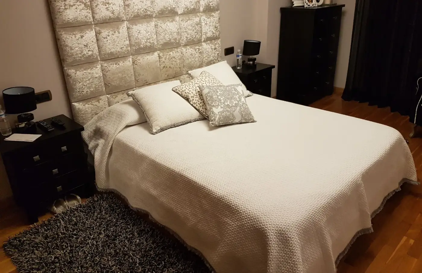 Cabecero capitoné modular dorado con terciopelo