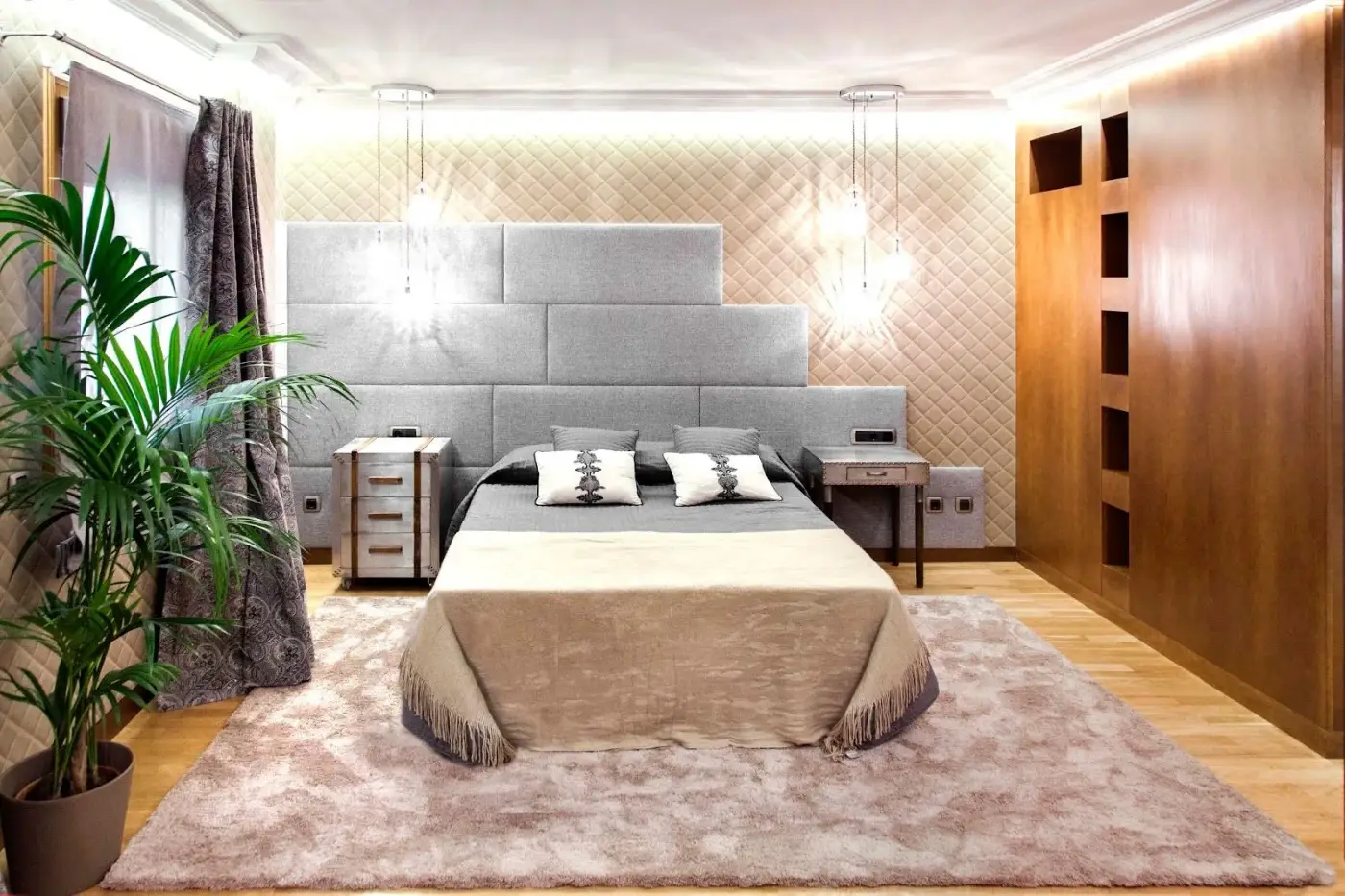 Cabecero modular gris con panel capitoné beige de fondo - López Cao, A Coruña