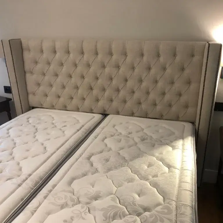 Cabecero tapizado con técnica capitoné – elegancia artesanal