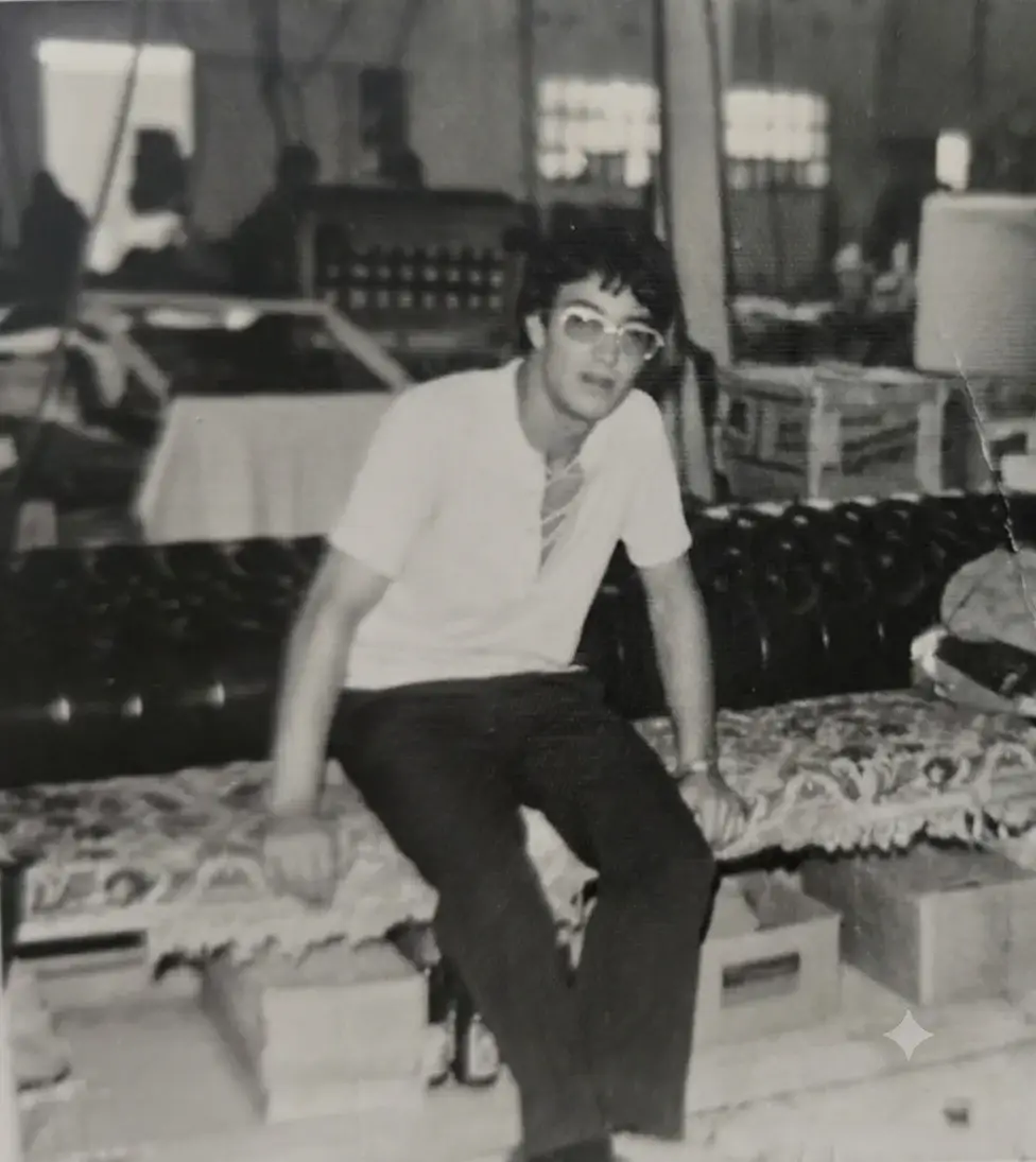 Fundador de Tapicería Elías en el taller – años 80