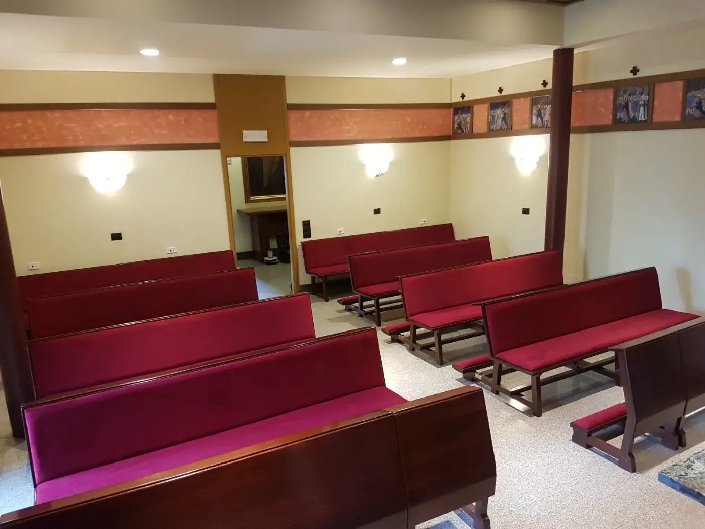 Bancos tapizados para capilla Hotel Montecelo