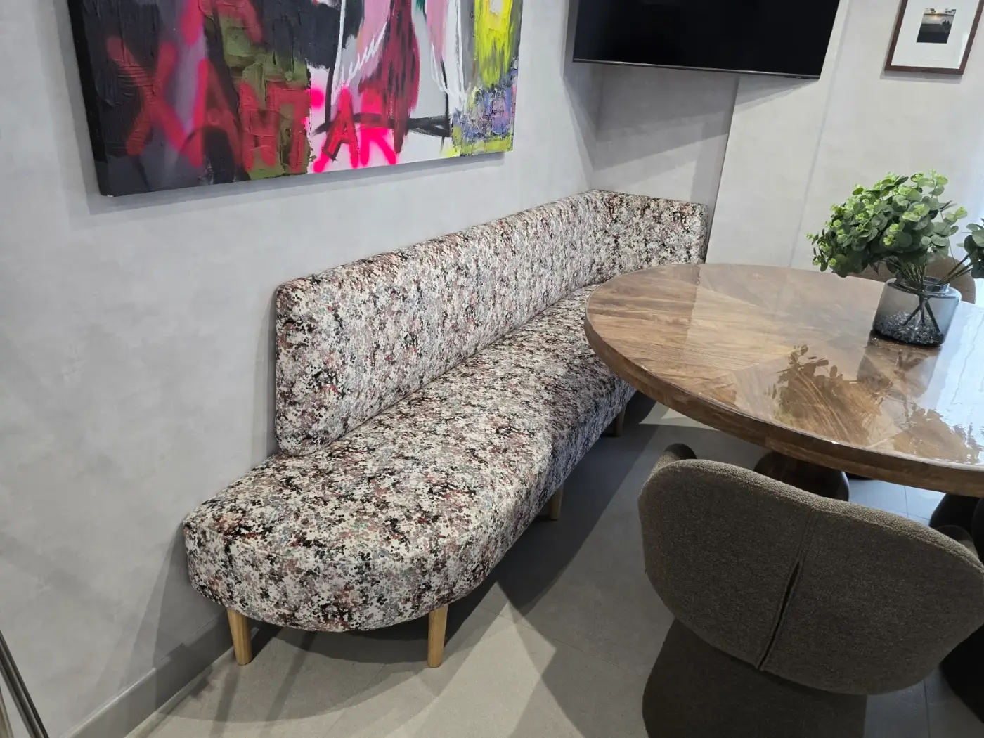 Banco corrido tapizado en tela estampada multicolor para comedor