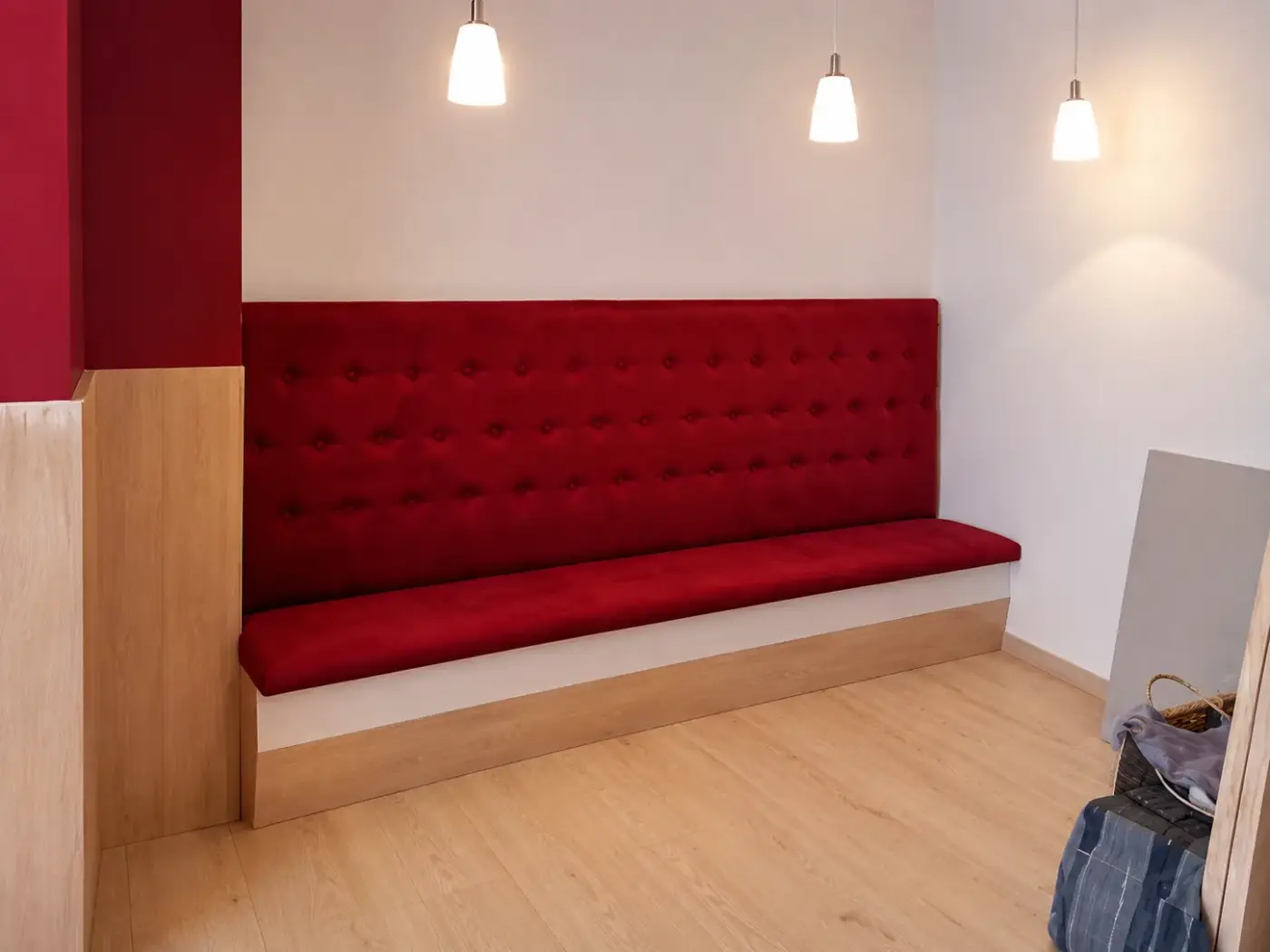 Banco corrido rojo para restaurante Manuel