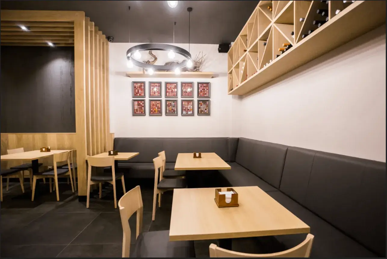 Bancos corridos grises para restaurante Secreto