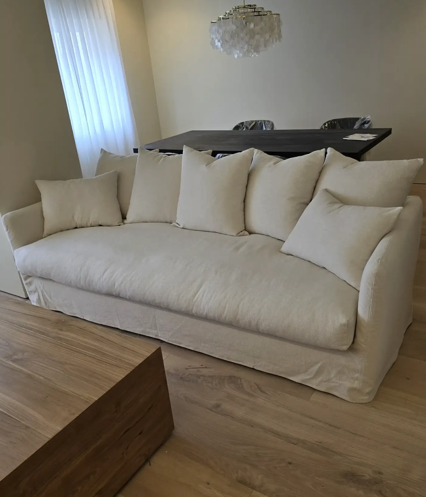 Sofá beige tapizado en tela de lino en salón moderno – trabajo de Tapicería Elías A Coruña