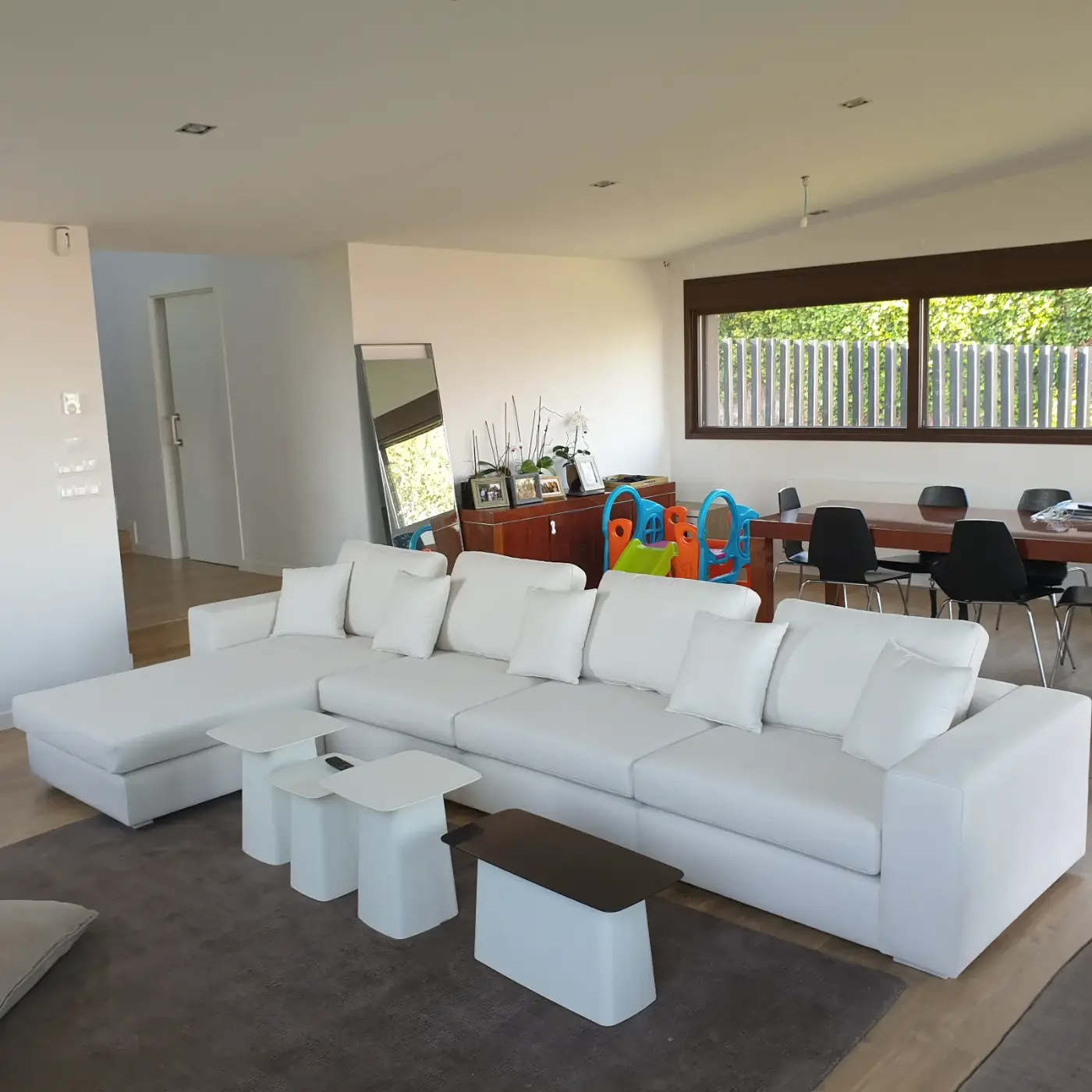 Sofá blanco con chaise longue en salón moderno