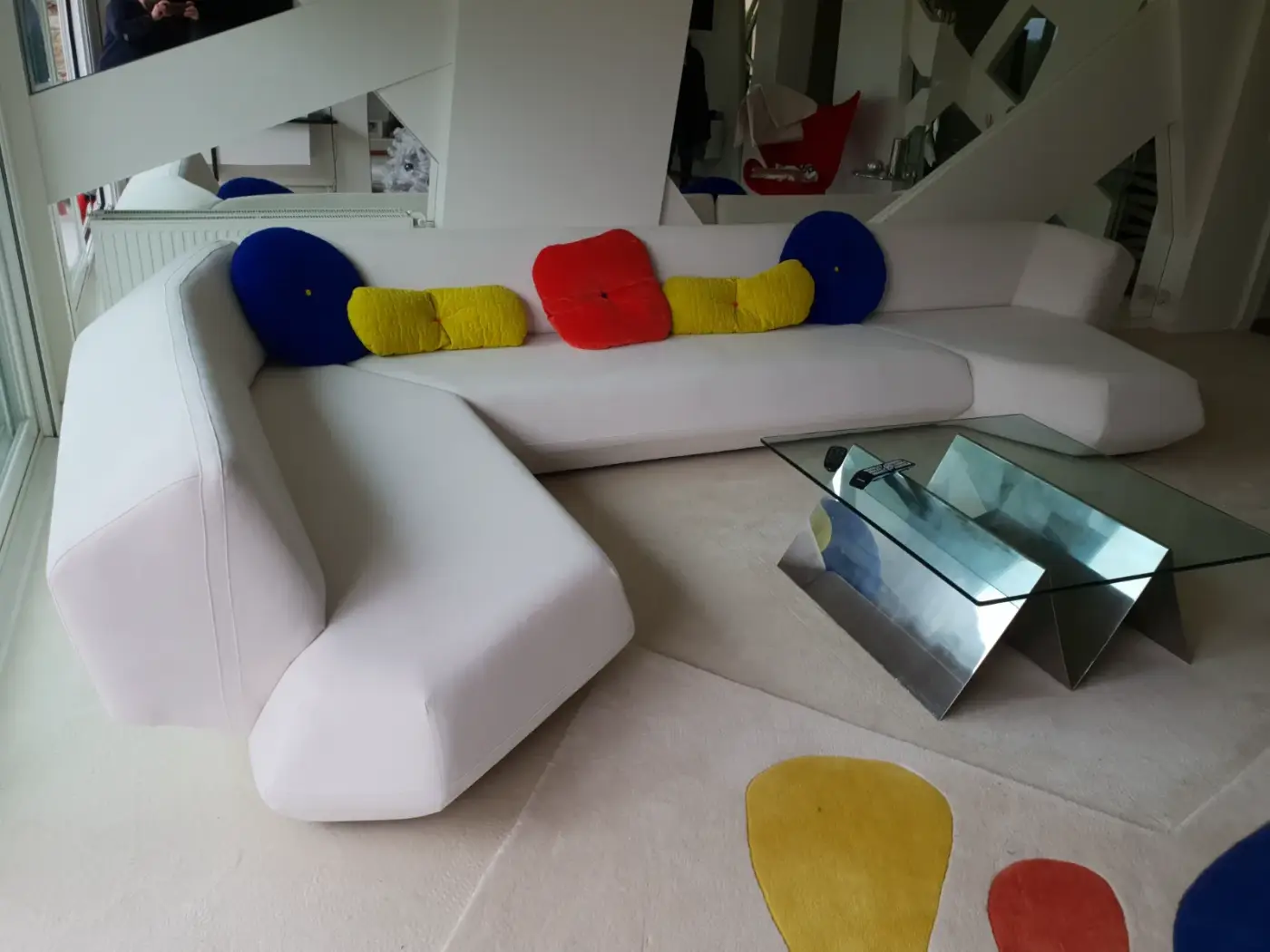 Sofá blanco modular con cojines de colores