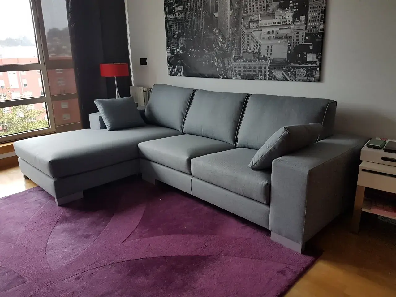 Sofá gris con chaise longue
