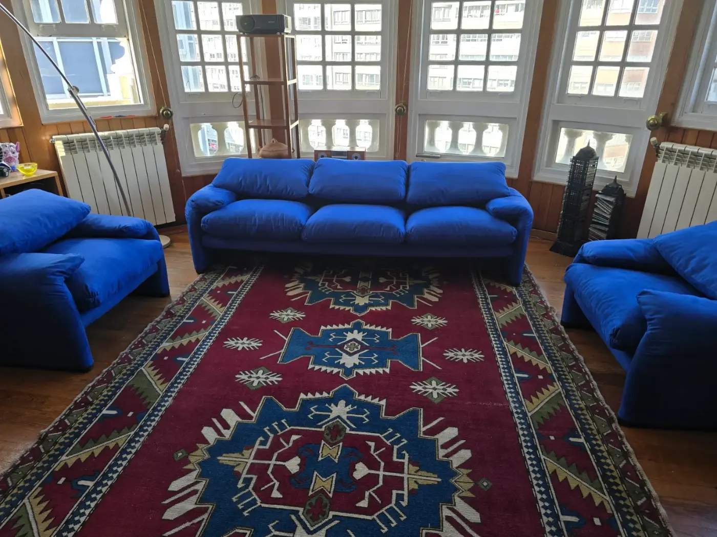 Conjunto de sofás Maralunga tapizados en azul con butacas a juego