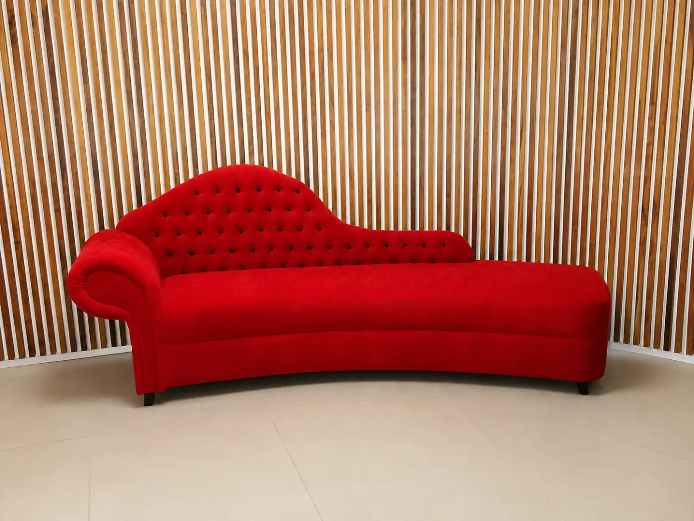Sofá rojo capitoné para hostelería
